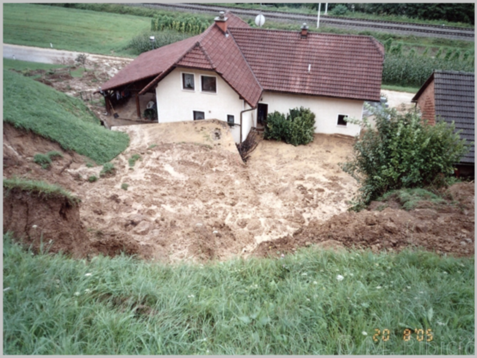 Prikaz zemeljskega plazu, ki ogroža stanovanjsko hišo